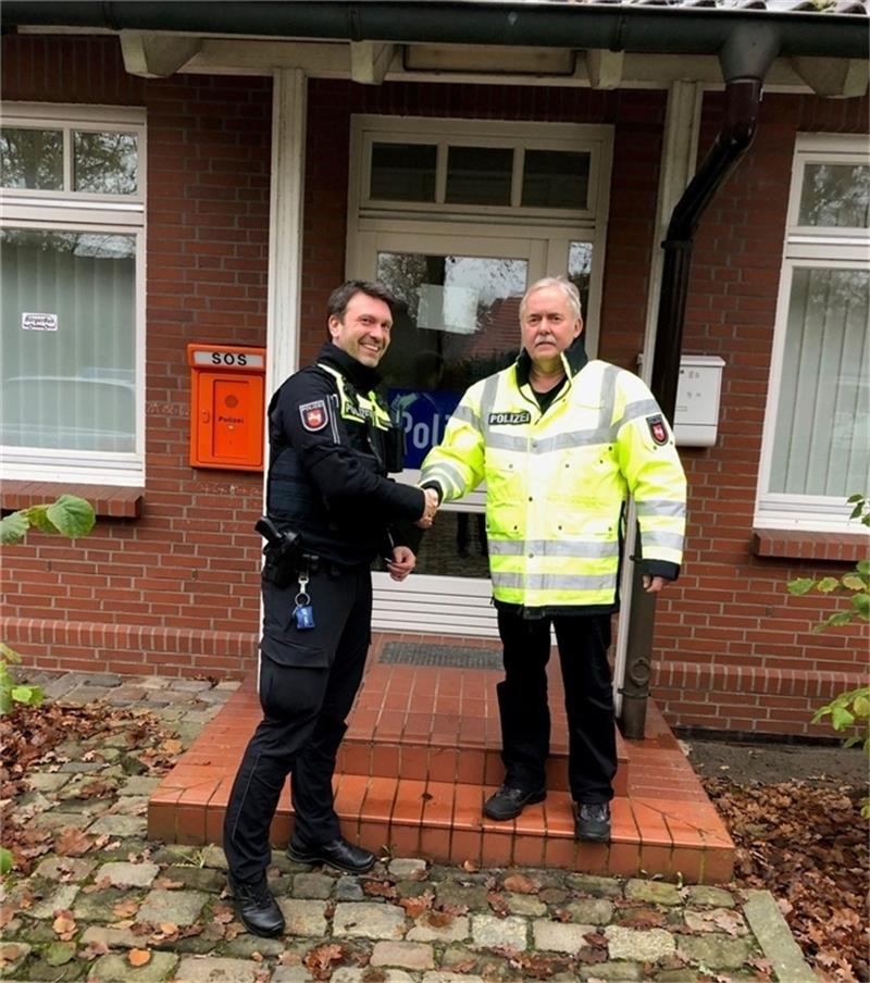 Übergabe der Polizeistation Oldendorf von Andreas Viets an Michel Engel (links). Foto: Polizei
