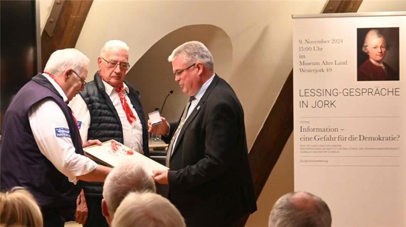 Jork ehrt Shantymen Uwe Richters und Günter Gröbel mit dem Bürgerpreis Übergabe der Urkunden.