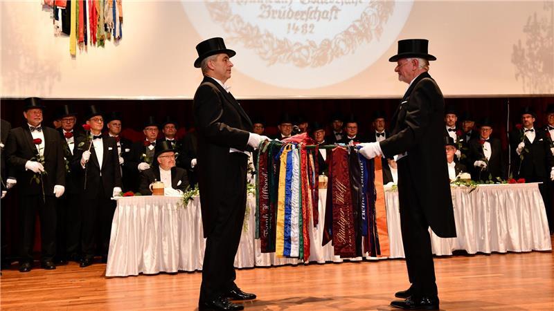 Übergabe des Brüderkranzes beim Stiftungsfest der Rosenkranz Brüderschaft.