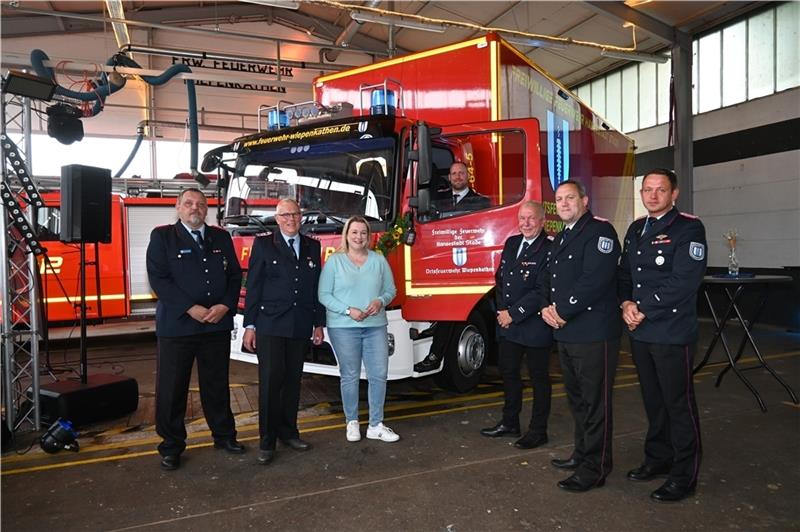 Wiepenkathen: Feuerwehrleute bauen Möbel-Lkw in Freizeit um Übergabe des Gerätewagens Logistik in Wiepenkathen: Gerd Vollmers, Jürgen Balzer, Wilfried Sprekels, Jörg Bastian und Carsten Bastian nehmen die stellvertretende Bürgermeisterin Melanie Reinecke und den Gerätewart Jens Deede (am Steuer) in