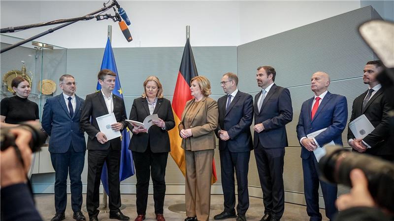 Übergabe des Jahresberichts 2024 der Wehrbeauftragten