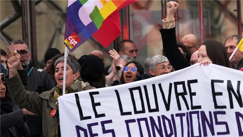 Überlastung und Personalmangel legen immer wieder den Betrieb lahm: Seit Jahren steht das Louvre-Personal unter wachsendem Druck. 