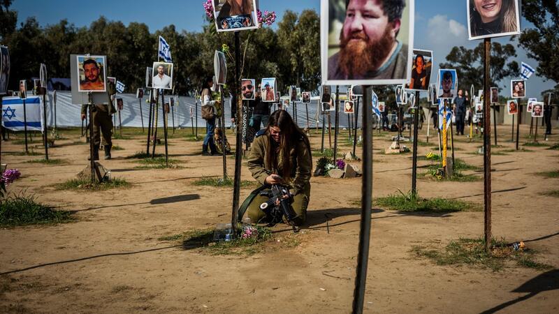 Israels Militärgeheimdienst-Direktor tritt zurück Überlebende und Angehörige der Opfer auf dem Gelände des Musikfestivals Supernova, dem Ort des brutalen Terrorangriffs der Hamas vom 7. Oktober 2023.