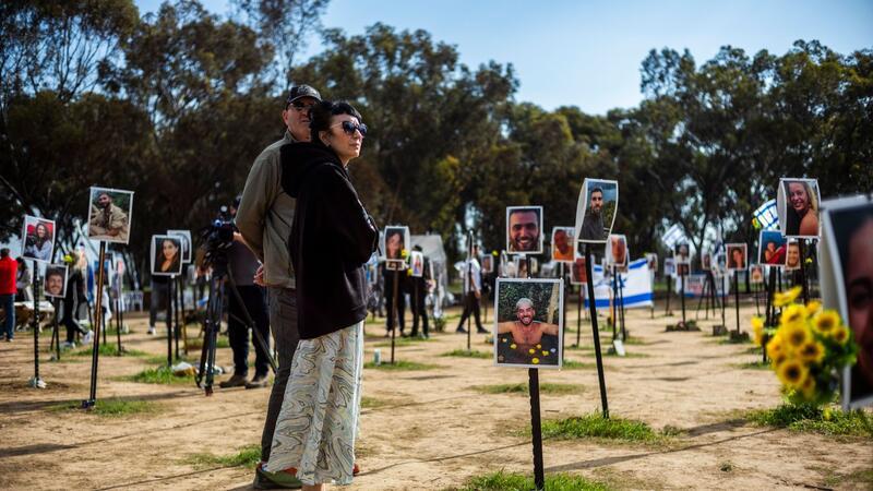 Bericht über systematische sexuelle Gewalt der Hamas Überlebende und Angehörige gedenken der Opfer auf dem Gelände des Musikfestivals Supernova.