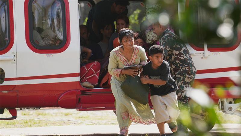 Himalaya-Sturzflut: Über 500 Tote, deutsche Familie gerettet Überlebende wurden mit Hubschraubern in Sicherheit gebracht.