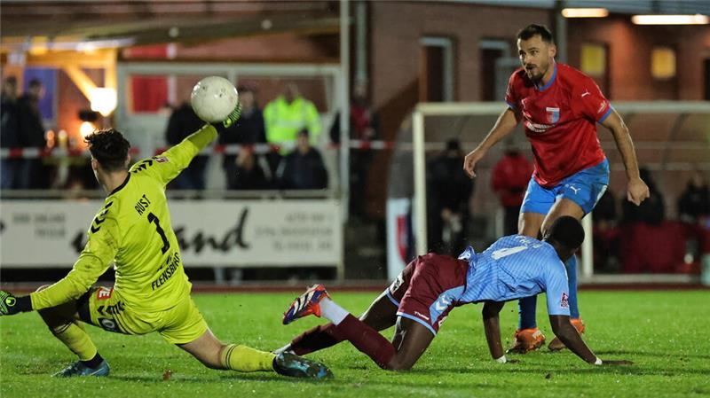 Überlegt markiert Haris Hyseni das 2:0. Mit einem Lupfer über den Flensburger Torwart.