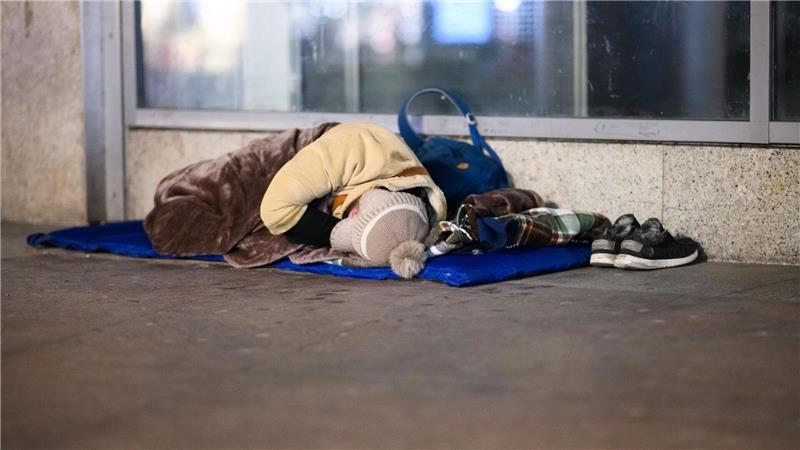 Eiseskälte und Lebensgefahr: Warum Kevin trotzdem draußen schläft Übernachten im Freien bei Minustemperaturen bedeutet Lebensgefahr.