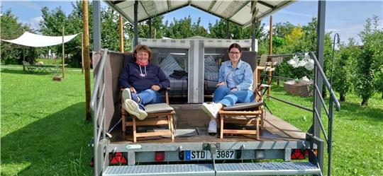 Übernachten und entspannen zwischen Apfelbäumen im Obstparadies Schuback in Jork: Ulrike Schuback und Saisonkraft Anna von Allwöhrden machen es vor. Foto: Lohmann
