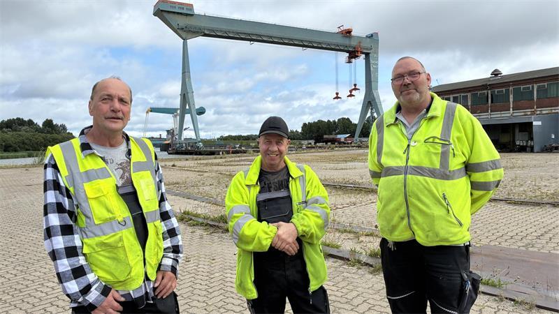 EPS-Chef Habbo Stark ist der neue Herr der Sietas-Werft in Neuenfelde Übernommen: Bernd Brandes (62), Jan Wulf (62) und Jens Muus (58) haben zusammen 100 Jahre auf der Sietas-Werft gearbeitet (von links).