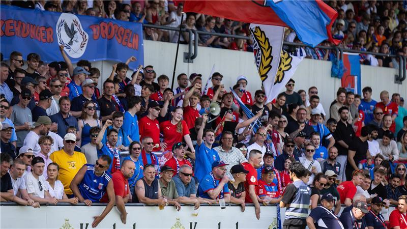 „Stimmung im Eimer“: D/A muss nach Pokalpleite den Gegner beklatschen "Überragende Fans": 700 Menschen begleiteten D/A nach Barsinghausen.