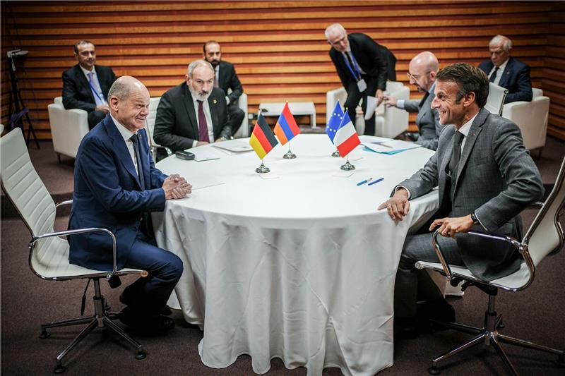 Europa-Gipfel: Deutschland liefert weiteres Flugabwehrsystem Überraschend gute Laune: Bundeskanzler Scholz zusammen mit Armeniens Ministerpräsident Nikol Pashinjan, EU-Rats-Präsident Charles Michel und Frankreichs Präsident Macron beim Gipfeltreffen in Granada.