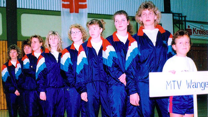 MTV Wangersen schafft das scheinbar Unmögliche am letzten Spieltag Überraschend qualifizierten sich die MTV-Frauen in der Hallensaison 1990/91 als Dritte der Bundesliga Nord für die Deutsche Meisterschaft.