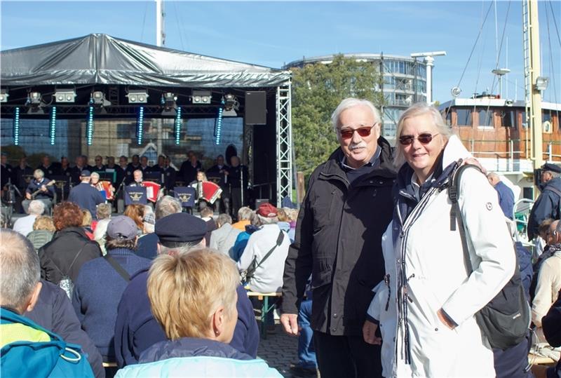 Shanty-Festival in Stade: Von Seemannsliedern und einer Überraschung Überraschung: Michaela Lammerding (mit Ehemann Joachim) aus Münster bekam von den MagellanSingers Defzjil aus den Niederlanden ein Ständchen zum 66. Geburtstag.