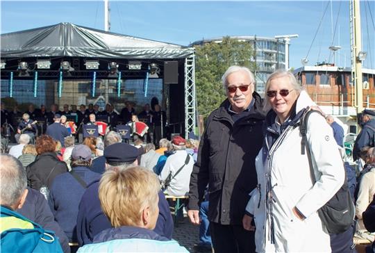 Überraschung: Michaela Lammerding (mit Ehemann Joachim) aus Münster bekam von den MagellanSingers Defzjil aus den Niederlanden ein Ständchen zum 66. Geburtstag.