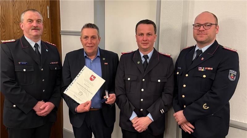 Lühes Feuerwehr-Chef sorgt sich um Sicherheit der Einsatzkräfte Überraschung gelungen: Samtgemeindebürgermeister Timo Gerke wird mit der Hochwasser-Ehrennadel 2023 des Landes Niedersachsen ausgezeichnet. Foto mit Gemeindebrandmeister Jens Kuck, Vize-Gemeindebrandmeister Jens Kleine und Kreisbrandmeister Henning Klensang (von links).