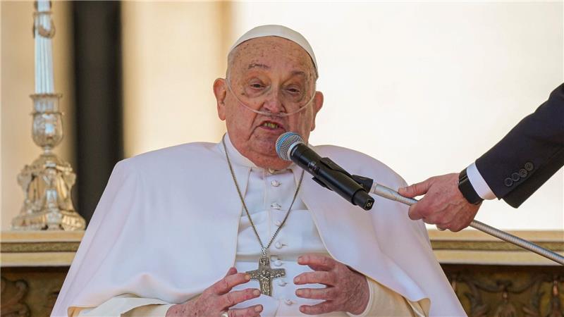 Überraschung in Rom: Kranker Papst spricht kurz zu den Gläubigen.