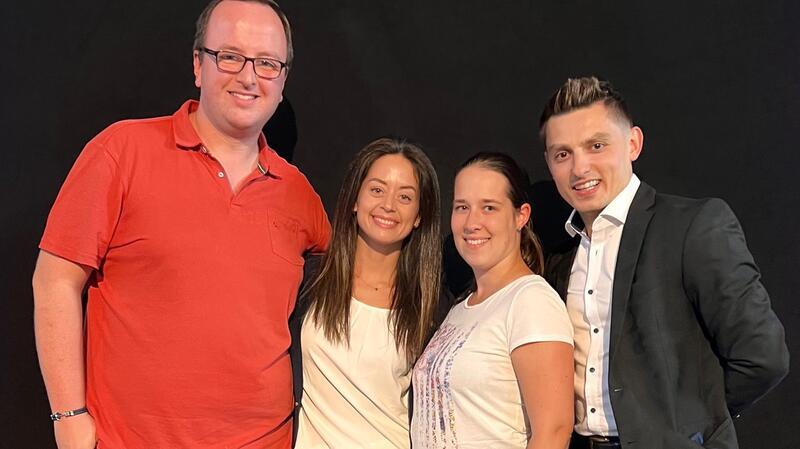 Alster-Elbe-Pokal: Erfolgreiches Turnierdebüt mit zwei Promis Überraschungsbesuch: Sven Strehlow und Sabrina Strehlow vom VfL Stade mit Malika Dzumaev und Zsolt Sándor Cseke, die beide mal bei Let's Dance gewonnen haben.
