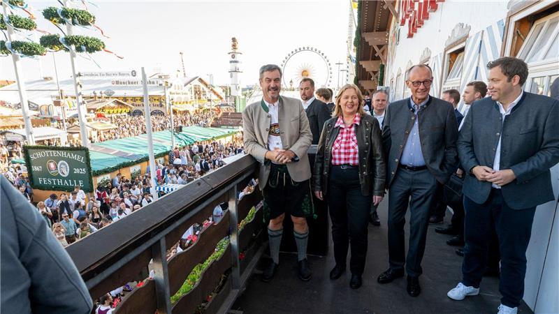 Bundeskanzler Merz auf der Wiesn Überraschungsbesuch auf der Wiesn: Bundeskanzler Friedrich Merz (CDU) ist auf dem Oktoberfest aufgetaucht.