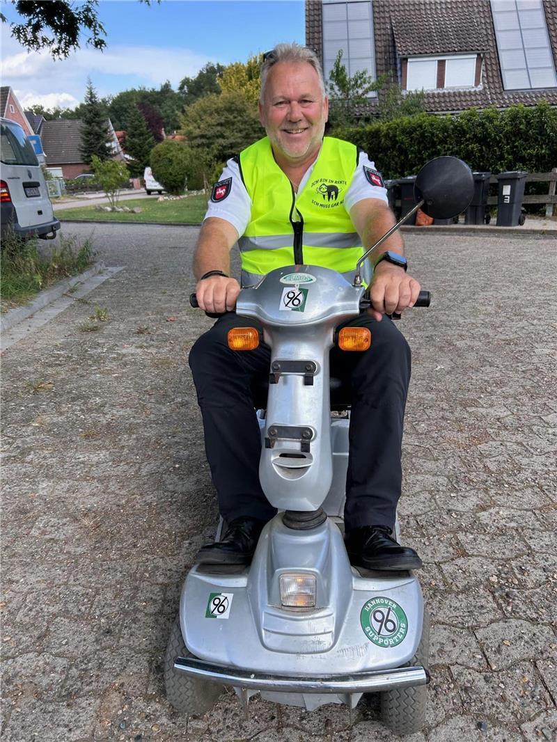 Himmelpfortens Dorf-Sheriff geht – Nachfolger steht fest Überraschungsgefährt am letzten Arbeitstag: Das Seniorenmobil und Ralf Bartsch verbindet eine besondere Geschichte.