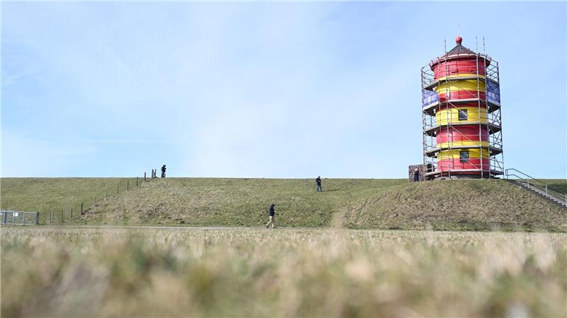 Frische Farbe für den Otto-Leuchtturm in Ostfriesland Überregional bekannt wurde der Leuchtturm durch einen Otto-Spielfilm.