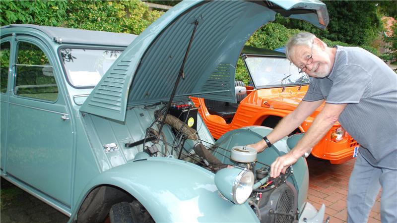 Eine Hommage an ein Kult-Auto: Enten-Treffen in Helmste Überschaubar: Motor-Check bei der Ente von 1959.