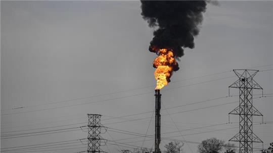 Überschüssiges Gas wird verbrannt. Das internationale Ölkartell Opec+ drosselt die Fördermengen.