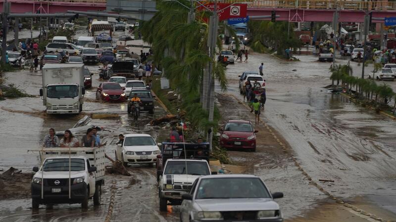 Hurrikan: Urlauber sollen aus Acapulco ausgeflogen werden Überschwemmte Straßen im für seine Klippenspringer und Luxushotels berühmten Acapulco.