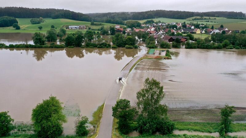 Hochwasser: Dauerregen sorgt für Extrem-Wochenende im Süden Überschwemmte Ufer und Straßen im bayerischen Kammeltal - die Hochwasserlage im Süden Deutschlands hält an.