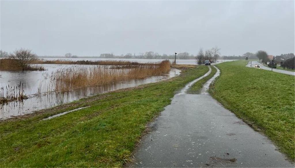 Überschwemmung zwischen Horneburg und Neuenkirchen an der Lühe.