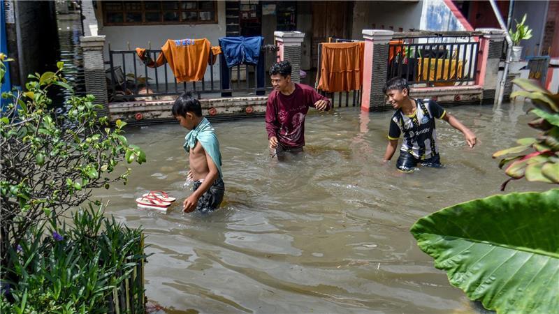 Überschwemmungen – Kinder trotzen den Fluten in West-Java