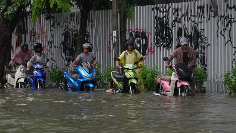 Überschwemmungen haben Bangkok weitgehend lahmgelegt.