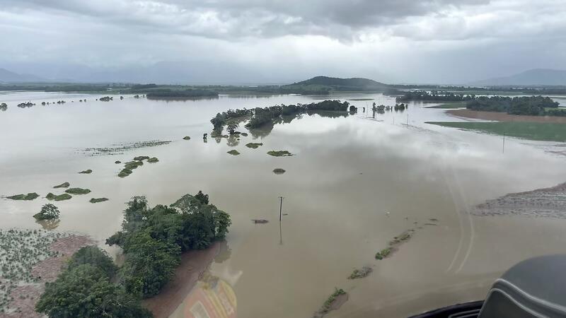 Weiter schwere Überschwemmungen in Australien Überschwemmungen in Tully in Queensland nach heftigen Regenfällen und Überschwemmungen durch den Sturm „Jasper“.