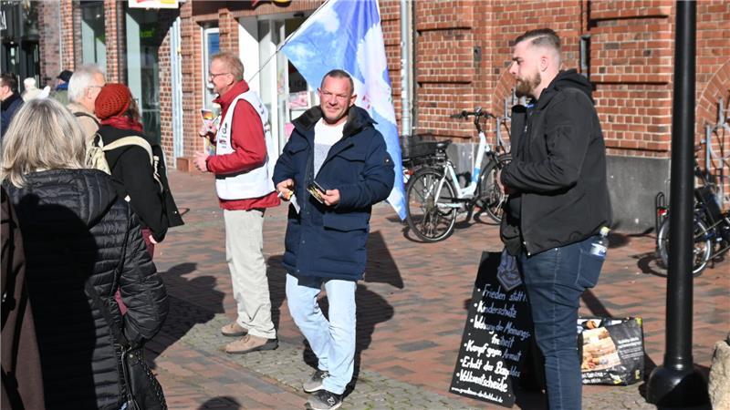 Übersichtlich: Die Mahnwache der GfD vor dem Historischen Rathaus von Buxtehude.