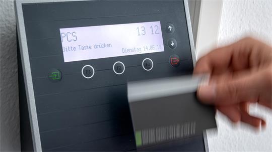Überstunden werden häufig digital erfasst (Symbolbild). 