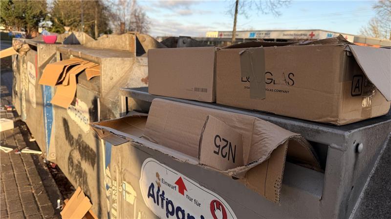 Pappkartons und Geschenkpapier: Papiercontainer im Kreis Stade quellen über Übervolle Papiertonnen im Haddorfer Grenzweg am 30. Dezember.