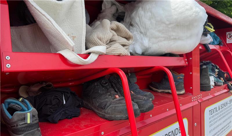 Nach Müllärger: DLRG gibt Altkleidercontainer schrittweise frei Übervolle Sammelcontainer wie hier in Wiepenkathen gibt es im ganzen Landkreis. Ein neuer Dienstleister soll jetzt Abhilfe schaffen.
