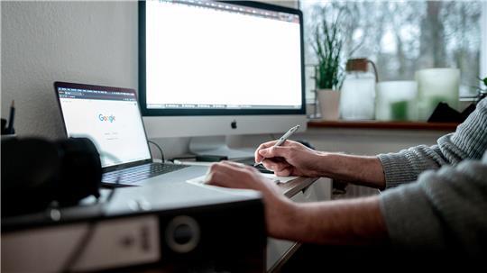 Überwachung im Homeoffice: Viele Arbeitgeber befürchten, dass im Homeoffice weniger gearbeitet wird und setzen technische Mittel zur Überwachung ein.