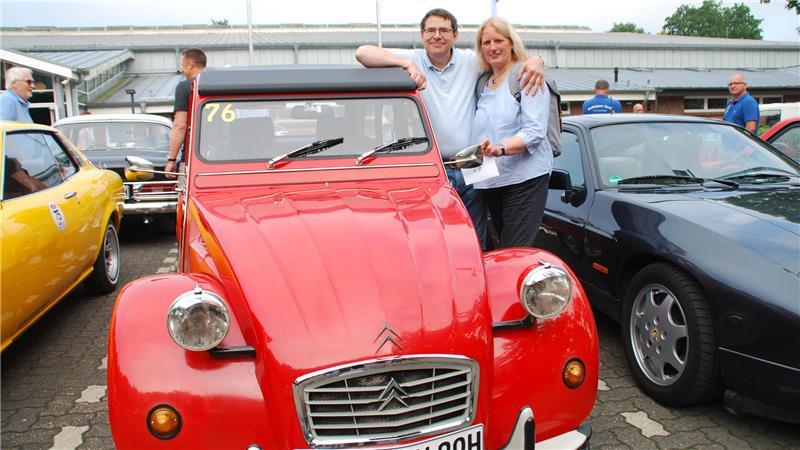 Niederelbe Classics: Coole Fahrer in ihren legendären Kisten Überzeugte Enten-Fans: Luc Couvreur und Ehefrau Britta Plötz aus Hammah.