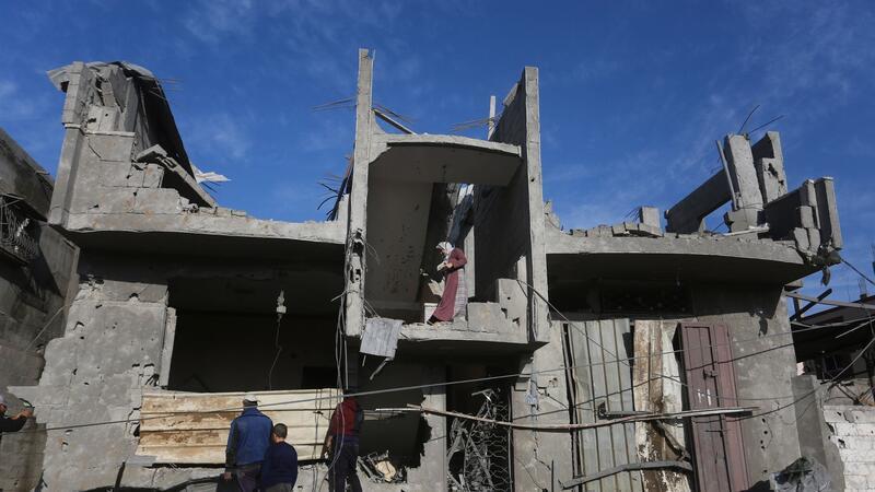Israels Armee rückt im Süden Gazas vor Übrig geblieben ist von dem Haus dieser palästinensischen Familie nur noch Schutt und Asche.