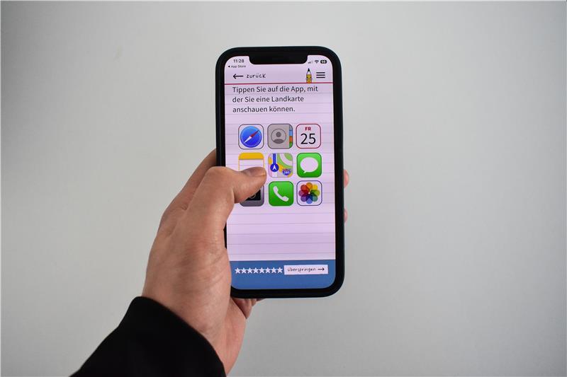 Übung: Die Senioren sollen auswählen, welche App man wählen muss, um sich eine Landkarte anschauen zu können.