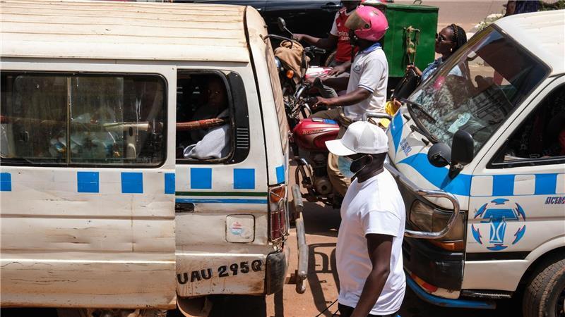 Uganda: Schutzmaske in der Menge – WHO erklärt Gesundheitsnotstand wegen Ebola-Ausbruch