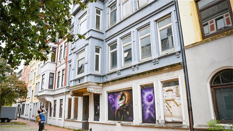 Uhlandstraße 8: Seit etwa Mitte der 90er Jahre steht das Haus leer. Vor sechs Jahren fand noch eine Kunstaktion im Gebäude statt, davon zeugt die Wandmalerei, doch mittlerweile ist der Eingang verrammelt.