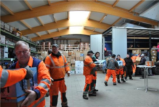 Ukraine-Hilfstransport in der Lagerhalle in Bliedersdorf: Bauamt-Mitarbeiter heben die Kisten mit Spenden in den Sattelschlepper. Fotos: Lohmann