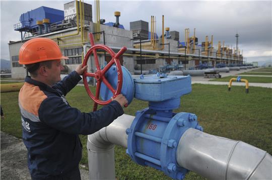 Ukraine, Wolowez: Ein Arbeiter dreht an einem roten Rad an der Erdgasverdichterstation. Wie lange durch solche Leitungen noch ausreichend Gas nach Deutschland fließt, ist fraglich. Foto: Pavlo Palamarchuk/AP/dpa