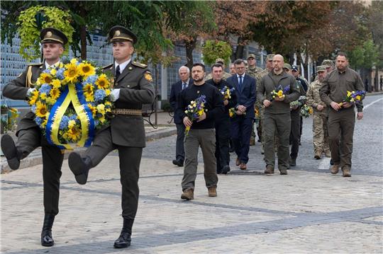 Ukraines Präsident Wolodymyr Selenskyj nimmt an einer Kranzzeremonie während des Tages der Verteidiger auf dem Mykhailivska-Platz in Kiew teil.
