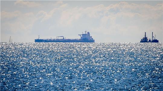 Ukrainische Angriffe auf russische Öl-Infrastruktur wirken sich laut Greenpeace auf den Tankerverkehr in der Ostsee aus. (Symbolbild)