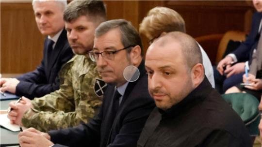 Ukrainische Beamte, v.l.n.r., Oleg Iwaschchenko, Leiter des Auslandsnachrichtendienstes, Andrii Hnatow, Chef des Generalstabs, Wadym Skibitskyi, stellvertretender Chef des Chefs des Verteidigungsnachrichtendienstes und Rustem Umerow, Sekretär für nationale Sicherheit, bei einem Treffen mit US-Vertretern in Florida. 
