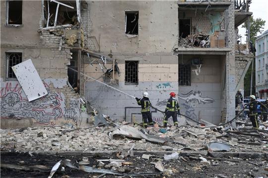 Ukrainische Feuerwehrleute löschen ein Feuer nach einem Luftangriff, der ein Wohnhaus beschädigt hat.