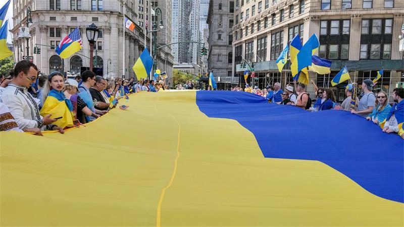 Ukrainische Flaggen werden beim jährlichen ukrainischen Unabhängigkeitsmarsch in New York gehalten.