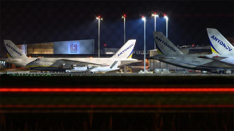 Ukrainische Frachtmaschinen vom Typ Antonow AN-124 parken am Flughafen Leipzig/Halle. 